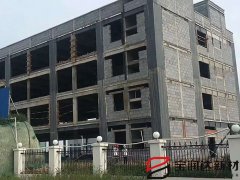 钢结构框架打钉安装9公分岩棉保温一体板